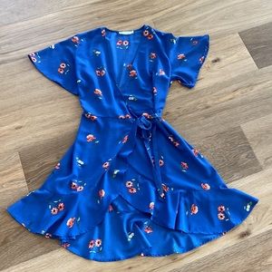 😍LUSH blue floral wrap dress mini. Size M